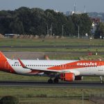 Plusieurs personnes étaient en train de tirer des mortiers non loin de la piste d’atterrissage. Photo © JP PARIENTE/SIPA