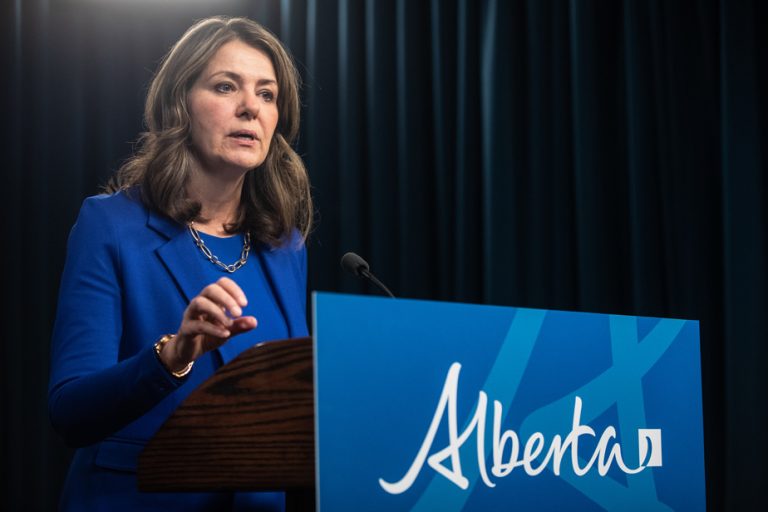 Alberta en émoi : une juge stoppe la pétition, les dirigeants conservateurs en pleine absurdité !