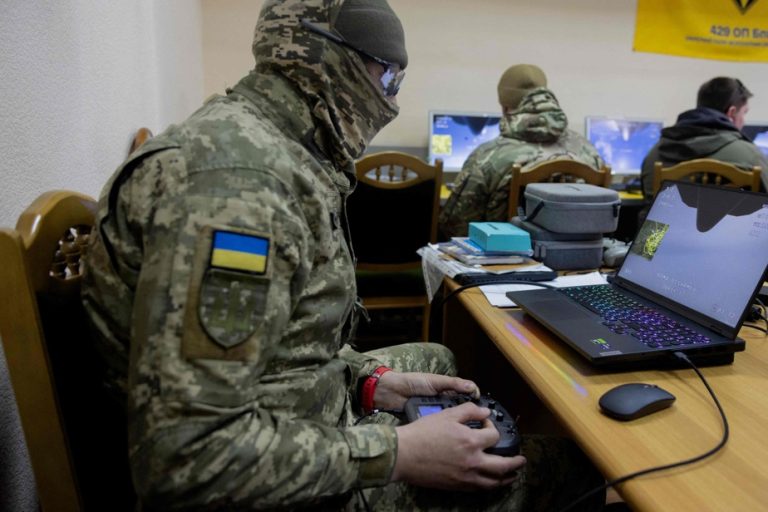 Kyiv face aux drones russes : les entreprises privées, dernier espoir d'une défense absurde !