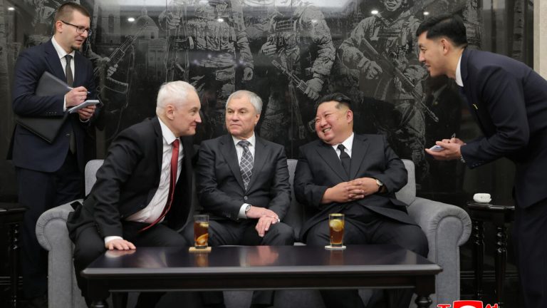 Kim Jong-un soutient la Russie dans sa guerre en Ukraine lors d&rsquo;une déclaration officielle.