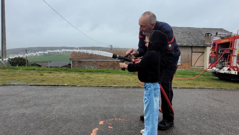 Quand les pompiers deviennent des héros d’un jour : une visite qui cache bien des flammes