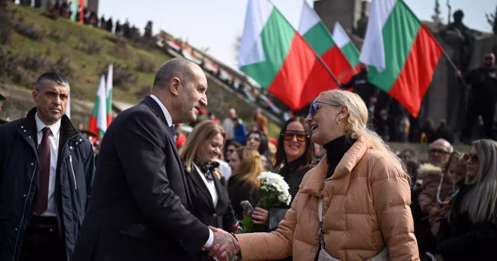 Législatives en Bulgarie : Roumen Radev, le pro-Poutine, prêt à régner sur une nation en crise ?