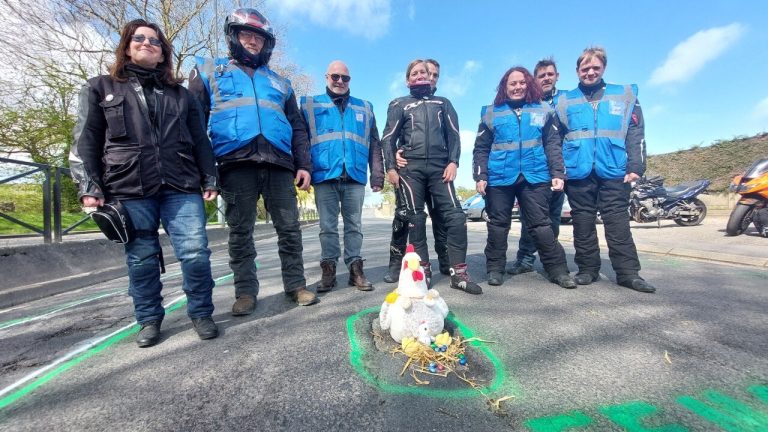 Cotentin : Des motards en colère traquent les nids-de-poule pendant que les élus conservateurs dorment !