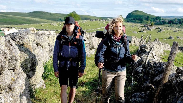 Quand Compostelle devient le chemin des absurdités : un road movie qui dénonce les dérives des villes RN !