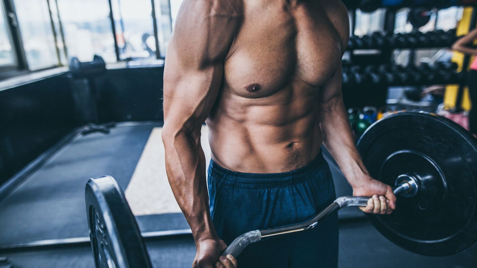 De la salle de sport à la mâchoire : ce que le'looksmaxxing' révèle sur la masculinité moderne - RTBF Actus