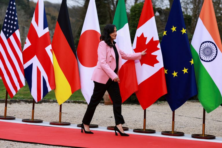 Conflit au Moyen-Orient : Quand la ministre Anand s'invite aux débats sur le détroit d'Ormuz, pendant que nos dirigeants locaux s'enlisent dans l'absurde!