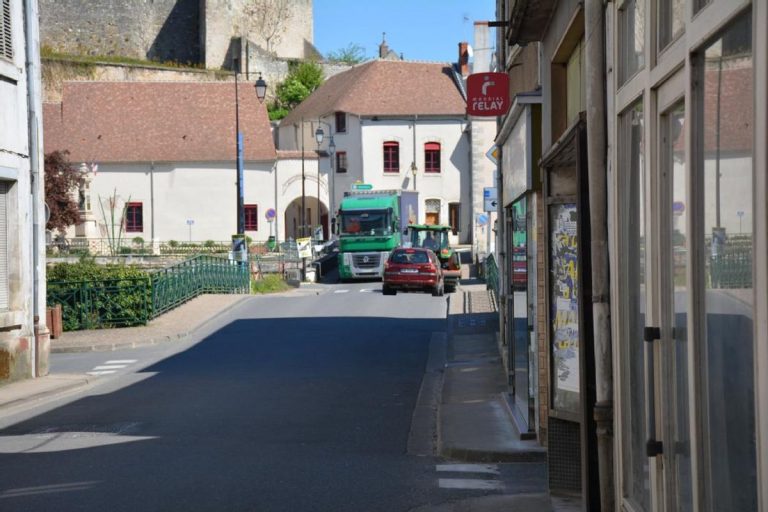Châteauneuf-sur-Cher : une chirurgienne face à un agent technique blessé en scooter