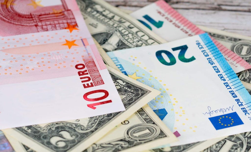 billets d'euro et de dollar
