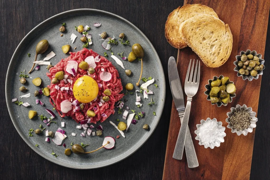 Steak tartare : la recette des élites qui ignorent la vraie cuisine des villes RN et leurs absurdités !