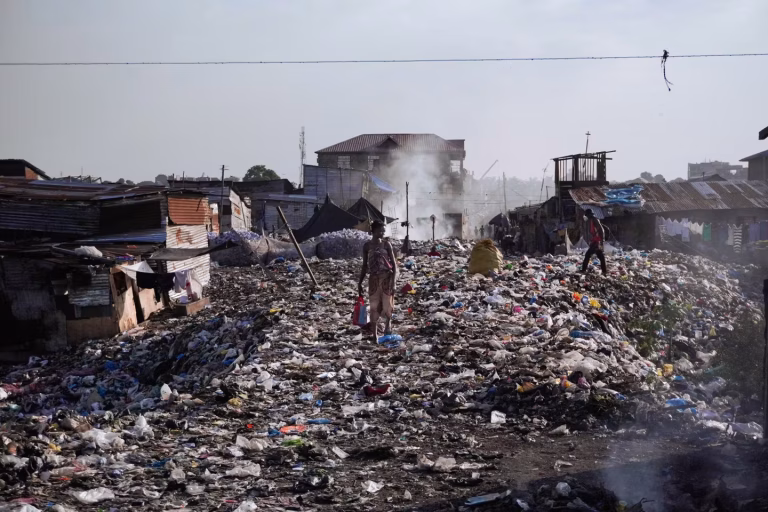 « Kinshasa : Mama Nzénzé, un bidonville sur des déchets, symbole de l'absurdité des dirigeants conservateurs »