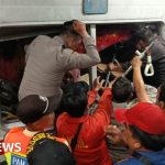 Indonésie : les secouristes tentent de libérer des survivants d&rsquo;un train après un accident mortel