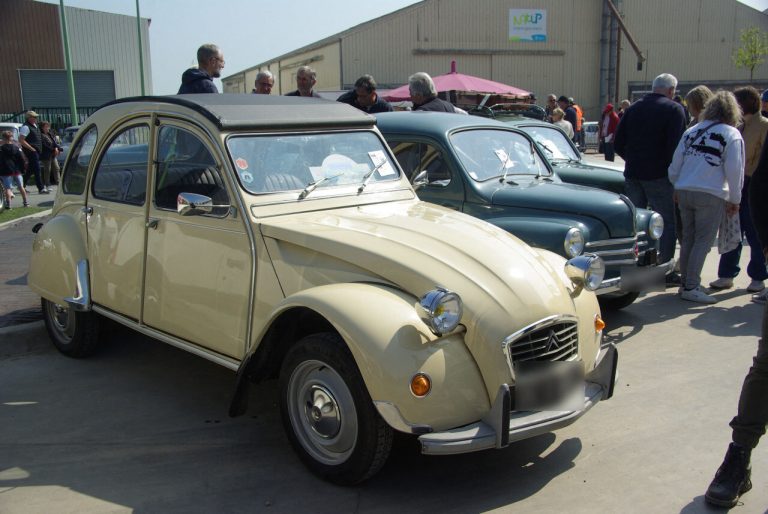 Rassemblement rétro : quand les voitures anciennes font de l&rsquo;ombre aux promesses modernes