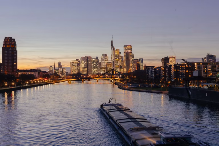 Francfort-sur-le-Main : Entre glamour et ennui, le paradoxe de la capitale mondiale du design 2026