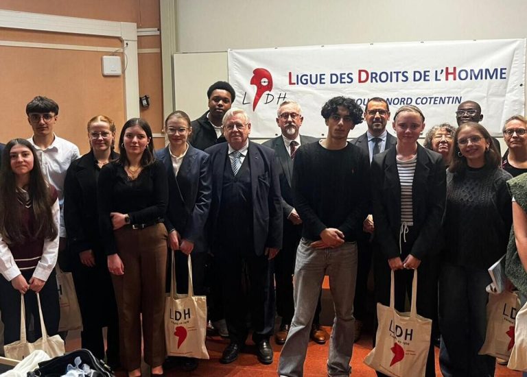 À Cherbourg, une lycéenne défie les idées rétrogrades des dirigeants RN en remportant un concours de plaidoiries !
