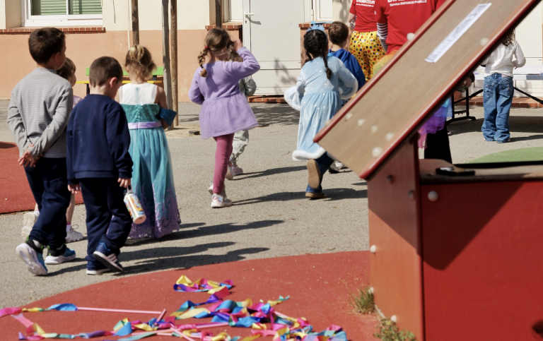 Que se cache-t-il derrière la journée festive aux Grenouilles bleues ?