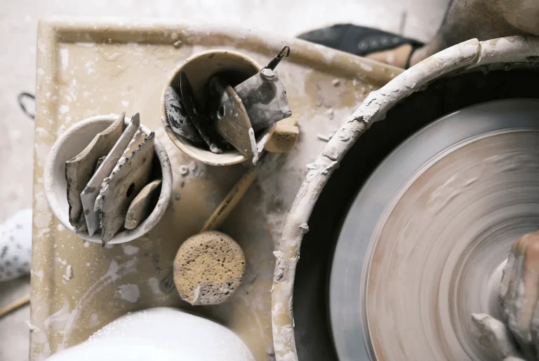 La Céramique à Paris : Une Évasion Illusoire au Coeur de l&rsquo;Inertie