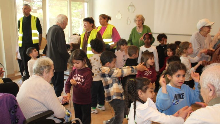 Chanter pour oublier : l’illusion d’une harmonie intergénérationnelle