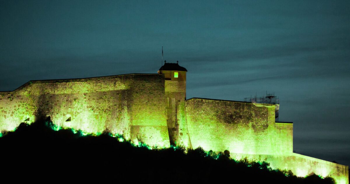 La Citadelle de Besançon illuminée en vert pour saluer le mandat d’Anne Vignot