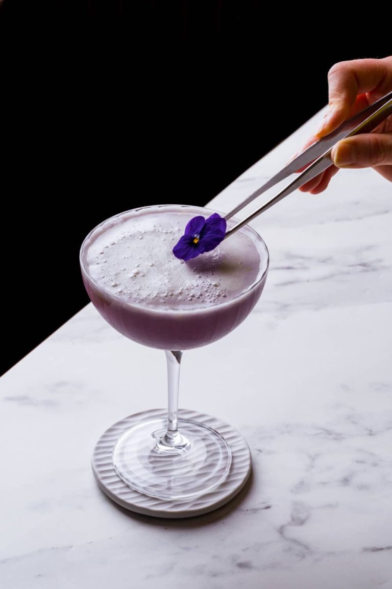 Le gin sour à la violette : un équilibre subtil entre fraîcheur et poésie