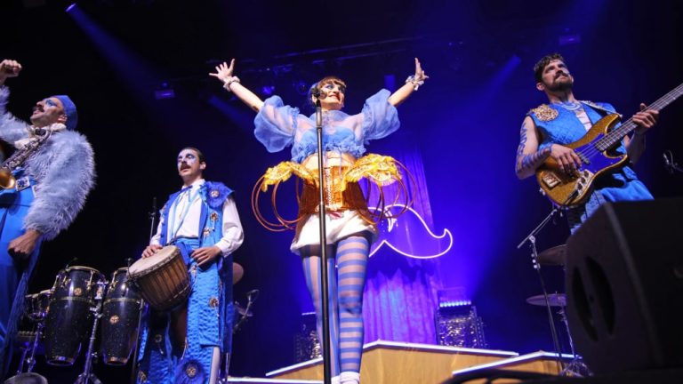 Deluxe : Quand le Festif Rime avec Résistance