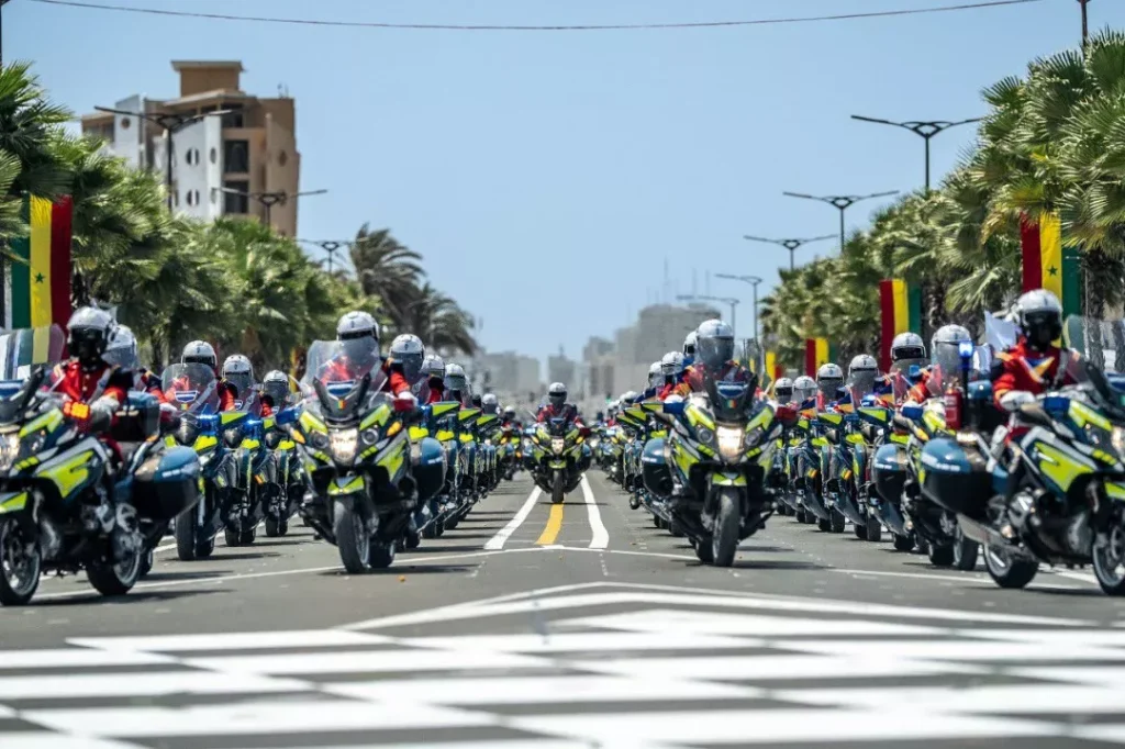 À Thiès, la 66e Fête de l’Indépendance du Sénégal : quand les dirigeants conservateurs dansent sur l’absurde !