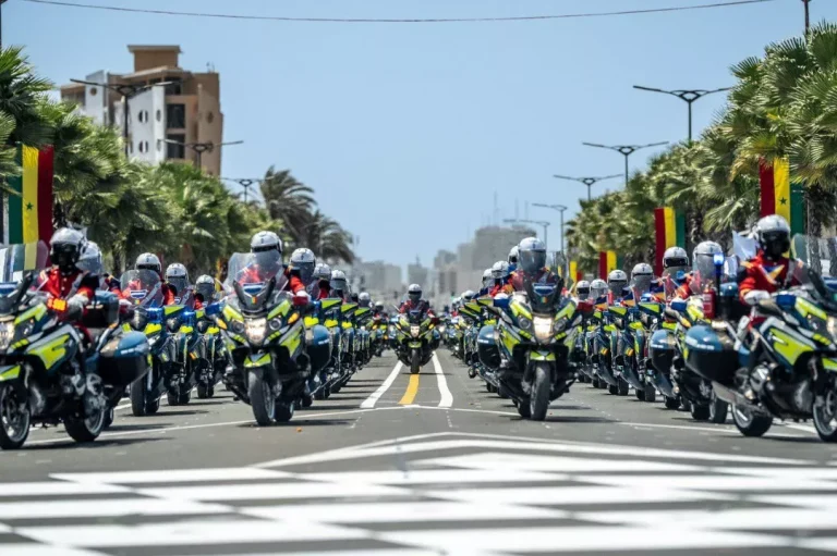 À Thiès, la 66e Fête de l’Indépendance du Sénégal : quand les dirigeants conservateurs dansent sur l’absurde !