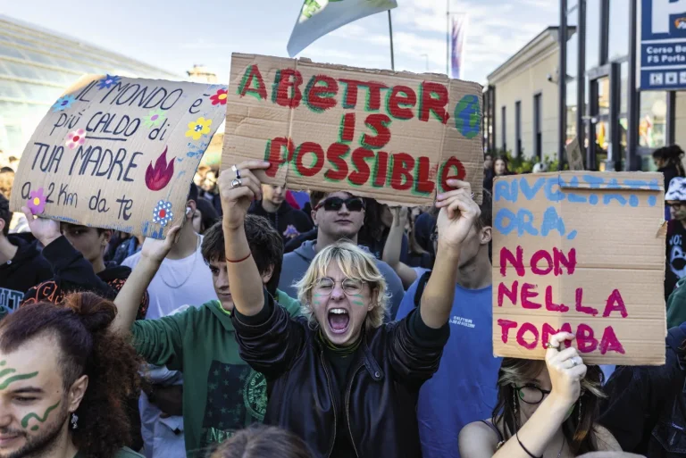 La jeunesse militante mise à l&rsquo;écart : un sommet pour rien ?