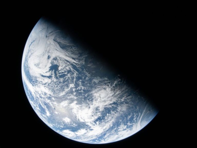 L’Humanité à la Lune : Un Voyage Vers l’Inconnu ou une Évasion Spectaculaire ?