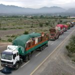 Des camions bloqués à la frontière Pakistan-Afghanistan, des Afghans expulsés en attente.