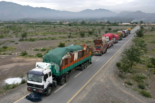 Des camions bloqués à la frontière Pakistan-Afghanistan, des Afghans expulsés en attente.
