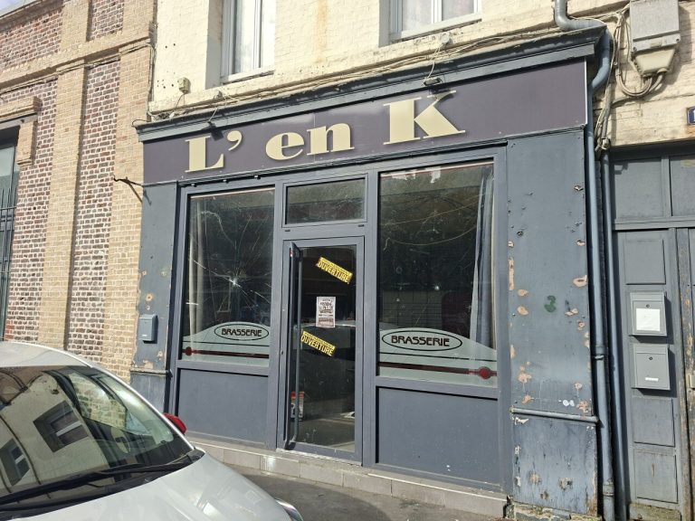 À Elbeuf, trois amis ouvrent un pub de nuit face à l&rsquo;absence de bars tardifs dans le secteur.