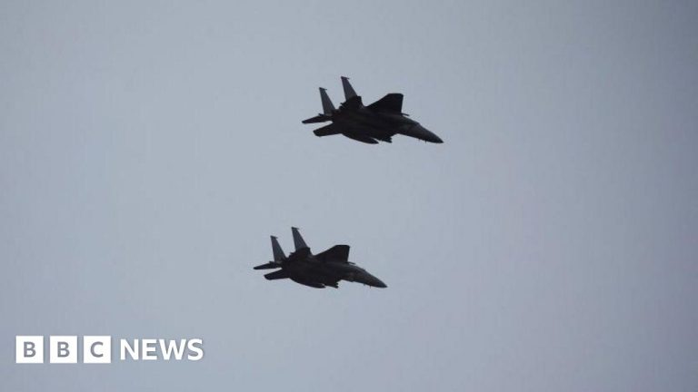 Collision de chasseurs sud-coréens causée par des pilotes prenant des photos, selon un rapport.