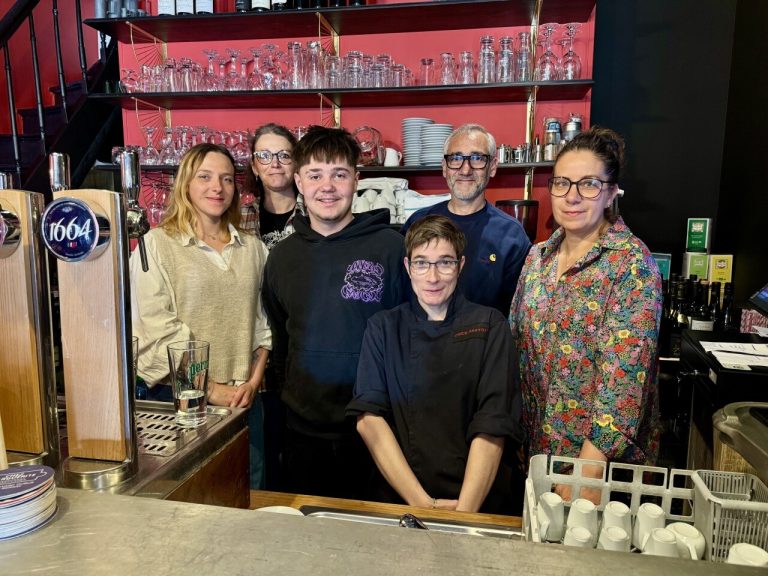 Bernay : Le restaurant Chez Gaston rouvre avec une nouvelle identité en rouge et noir