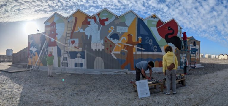 Découvrez la fresque monumentale de 18 m sur 5 m au bar de plage La Cabine de Mouné