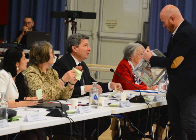 Ploërmel : Une Élection à Sens Unique, ou Comment Élever la Transparence au Rang d&rsquo;Art