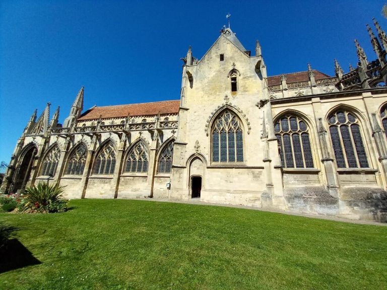 Pourquoi l&rsquo;église Saint-Gervais de Falaise, construite au XIe siècle, mérite votre attention ?