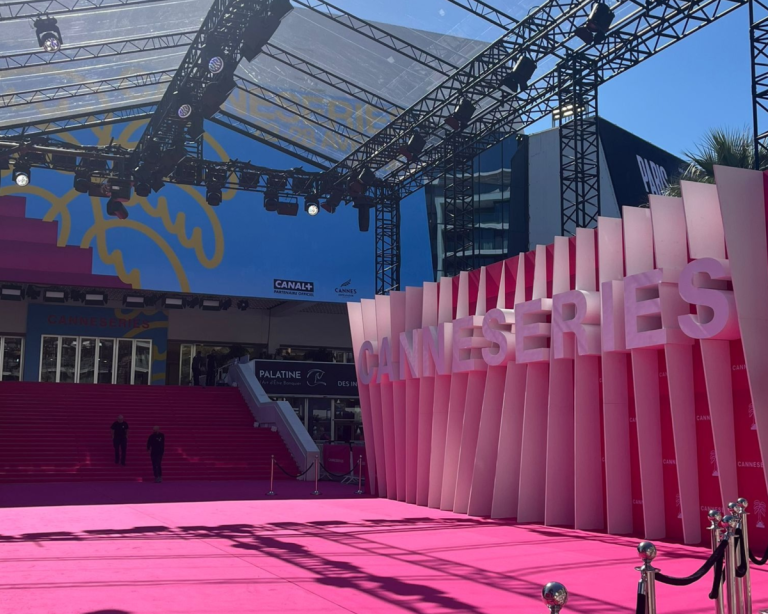 Jisoo présente l&rsquo;ouverture de Canneseries, attirant l&rsquo;attention sur la Croisette.