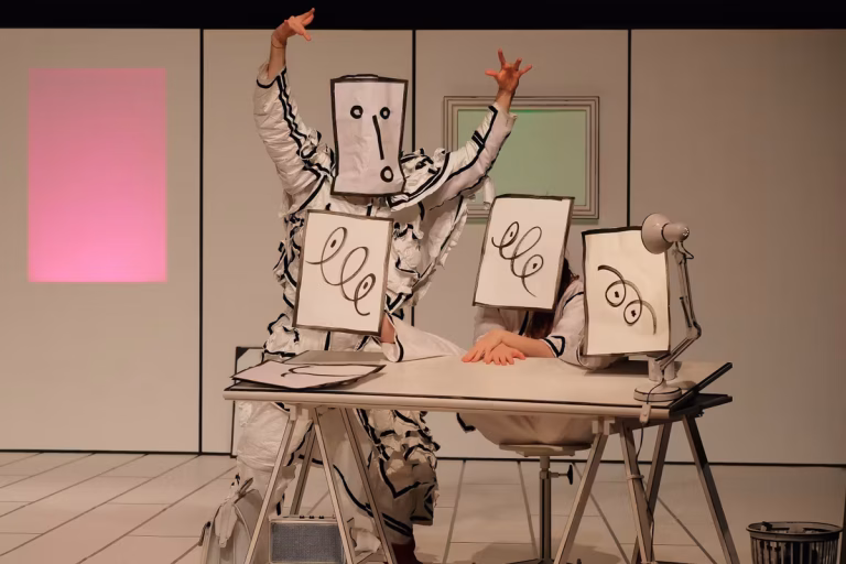 Quand le Spectacle devient un Souvenir : Une Odyssée à Travers le Pays de l&rsquo;Incohérence