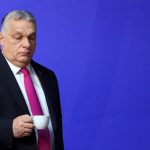 Une affiche électorale du Premier ministre hongrois Viktor Orban "Unissons-nous contre la guerre", le 27 mars 2026 à Budapest, avant les élections législatives du 12 avril 2026