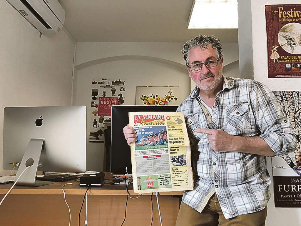 Didier Baratciart, le maquettiste tient fièrement la première une de La Semaine, symbole de ses débuts et de l’aventure du journal.