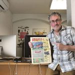 Didier Baratciart, le maquettiste tient fièrement la première une de La Semaine, symbole de ses débuts et de l’aventure du journal.