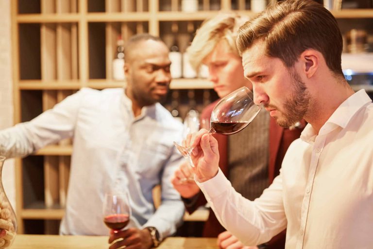 L&rsquo;Assemblage du Vin : Quand le Teambuilding Se Transforme en Farce Éloquente