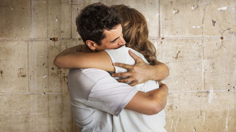 Câlinothérapie : Une Solution à la Crise du Bien-Être ou un Simple Gimmick ?