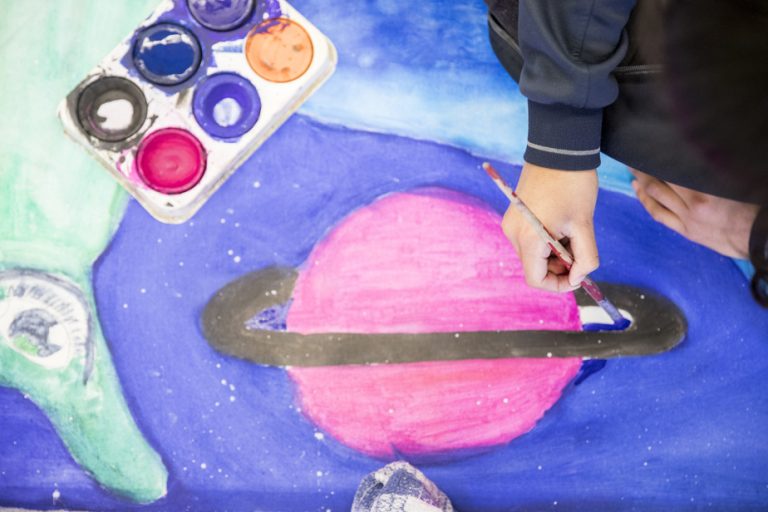 Écoles en crise : Quand les garçons dominent, les filles se battent, et les élus conservateurs s'en moquent !