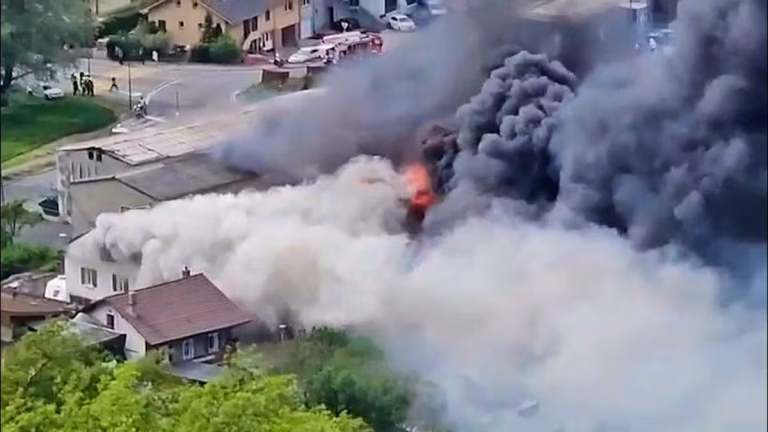 Incendie à Saxon : un homme de 64 ans accusé d&rsquo;avoir déclenché le feu, quelles conséquences ?