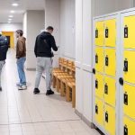 À Montpellier, un professeur agressé par des élèves : quand l'éducation devient un champ de bataille sous des dirigeants conservateurs.