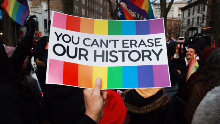 Retour du drapeau arc-en-ciel à Stonewall : un symbole de lutte rétabli
