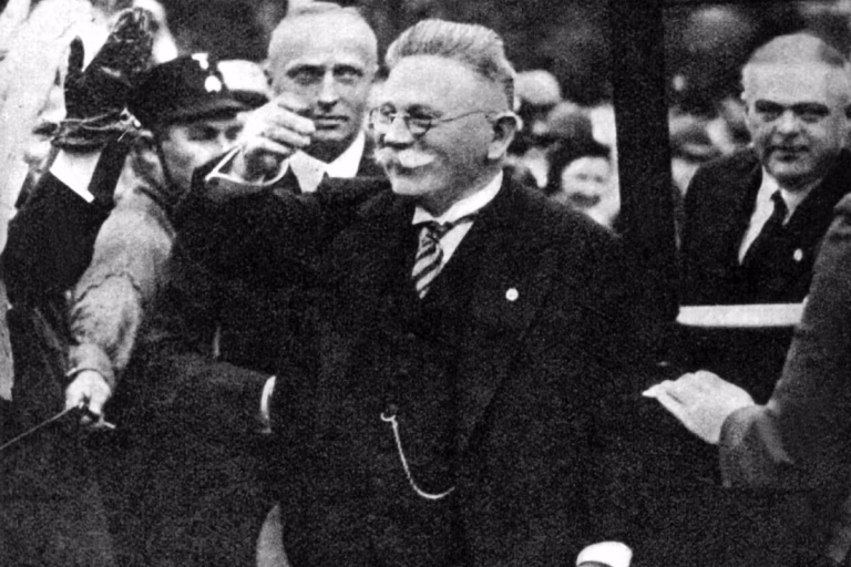 Alfred Hugenberg, le magnat allemand comparé à Vincent Bolloré, et son influence médiatique.