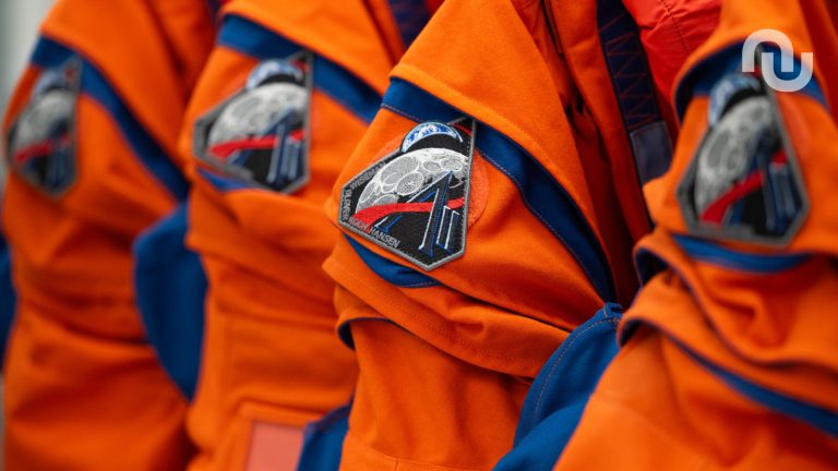 Pourquoi la NASA a choisi l&rsquo;orange : un choix de survie ou de visibilité ?