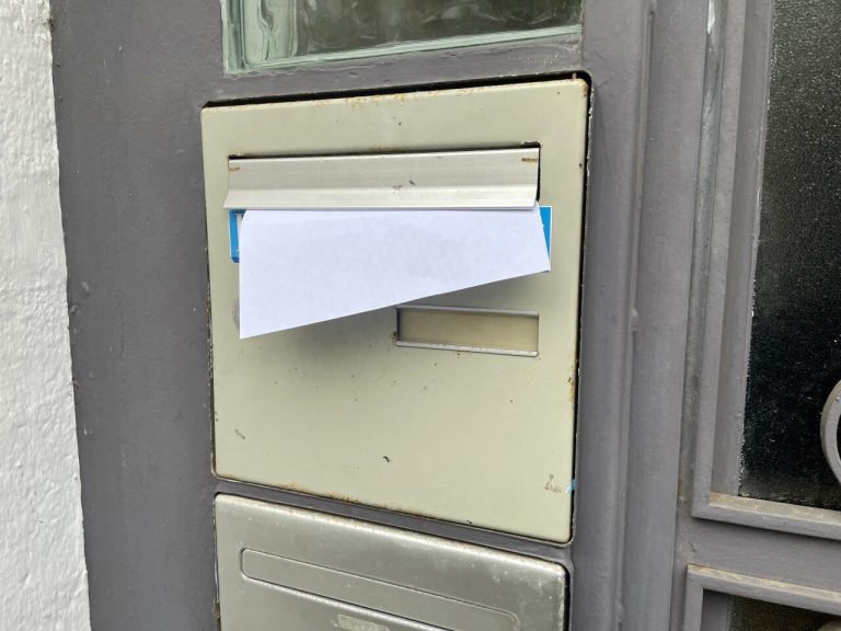 Une feuille blanche dans votre boîte aux lettres : alerte ou manipulation ?
